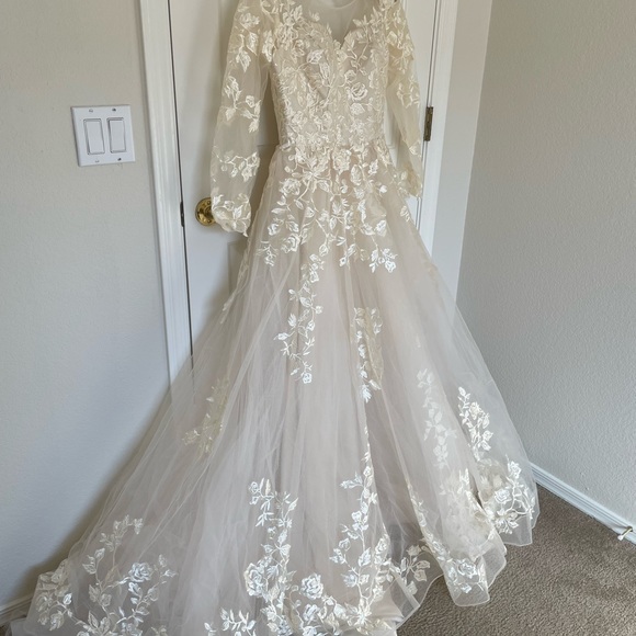 Gorgeous champagne lace wedding gown - Picture 3 of 12